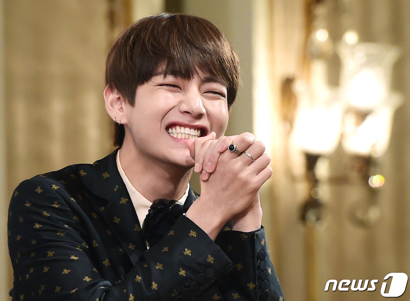 본문 이미지 - '연기자 데뷔합니다' 방탄소년단 뷔(김태형)가 16일 오후 서울 논현동 임피리얼팰리스호텔에서 열린 KBS2 월화드라마 ‘화랑’ 제작발표회에 참석해 깨알 미소를 짓고 있다. 2016.12.16 ⓒ News1 권현진 기자