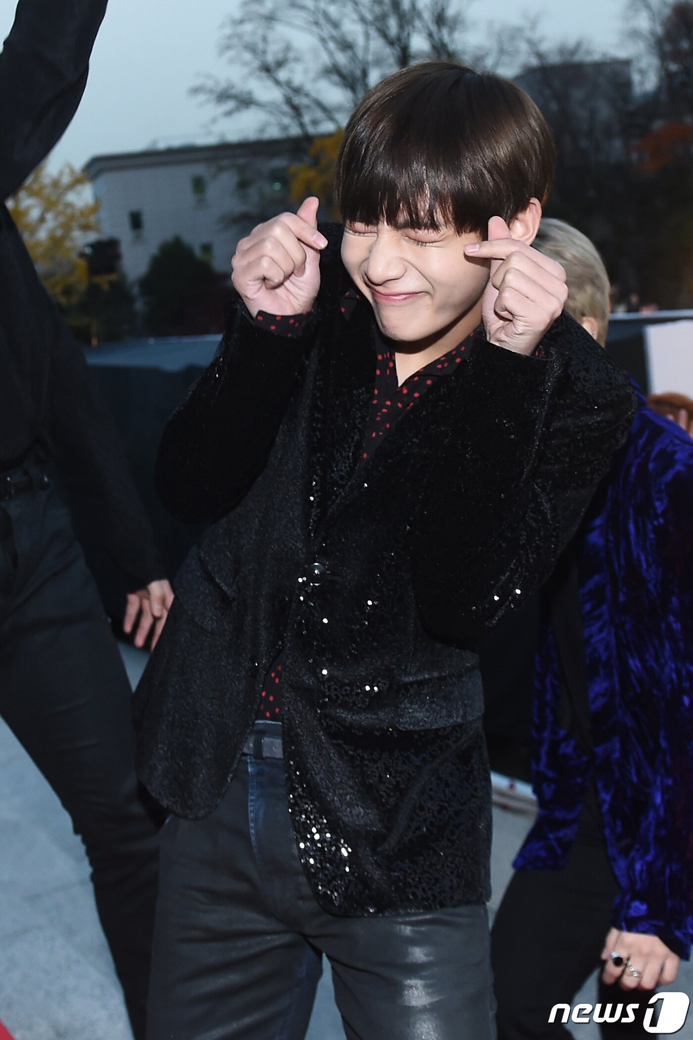 본문 이미지 - '살인 애교' 방탄소년단 뷔가 16일 오후 서울 경희대학교 평화의전당에서 열린 '2016 아시아 아티스트 어워즈(Asia Artist Awards / 이하 AAA)’ 시상식에 참석하기 위해 레드카펫을 밟고 있다. 2016.11.16 ⓒ News1 권현진 기자