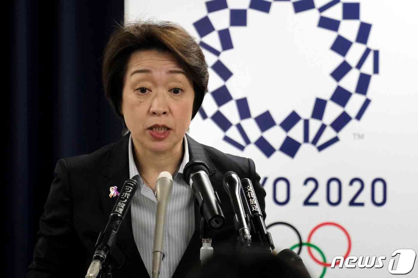 하시모토 세이코 일본 도쿄올림픽·패럴림픽 담당상이 지난 17일(현지시간) 도쿄에서 기자회견을 갖고 신종 코로나바이러스 감염증(코로나19)의 영향으로 