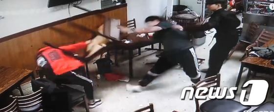 유튜브 의정부 식당 내 12분간 폭행 CCTV 영상 캡쳐 © 뉴스1
