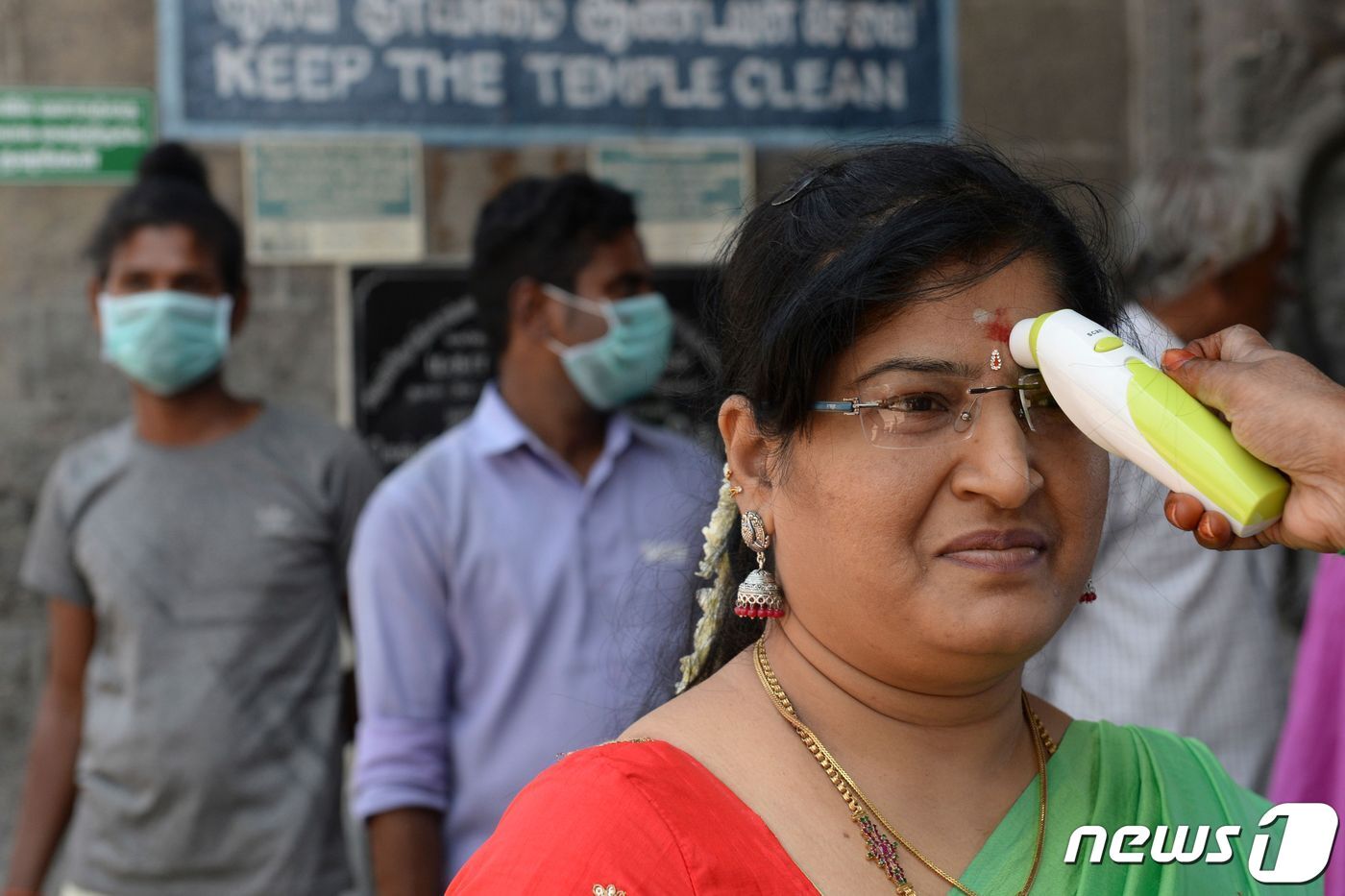 본문 이미지 - 인도의 한 여성이 체온검사를 받고 있다. ⓒ AFP=뉴스1
