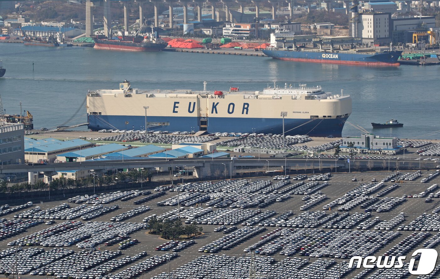 본문 이미지 - 18일 오전 현대자동차 울산공장 수출선적부두에 완성차들이 대기하고 있다.  2020.3.18/뉴스1 ⓒ News1 윤일지 기자