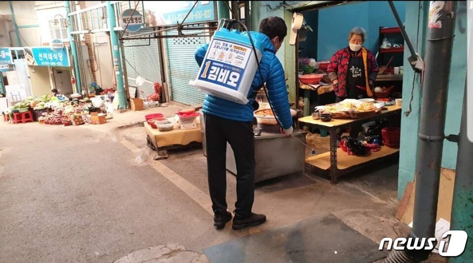 본문 이미지 - 코로나 19 사태 이후 지역에서 방역활동을 하며 선거운동을 하는 김비오 민주당 부산 중영도 후보 (김비오 후보 페이스북 캠쳐) 2020.3.18 ⓒ 뉴스1