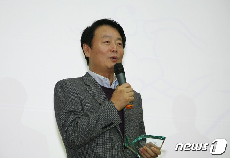 본문 이미지 - 한나라당 한선교의원이 지난달 29일 '2011 성균체육인의 밤' 행사에서 KBL 총재 취임 축하패를 받았다. (사진=한선교의원 홈페이지) ⓒ 뉴스1