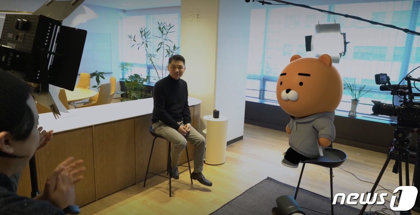 (서울=뉴스1) 송화연 기자 = 김범수 카카오 의장이 메신저 '카카오톡' 출시 10주년을 맞아 전사 임직원에게 영상편지로 감사를 전했다. 영상 말미에는 카카오를 대표하는 캐릭터 ' …