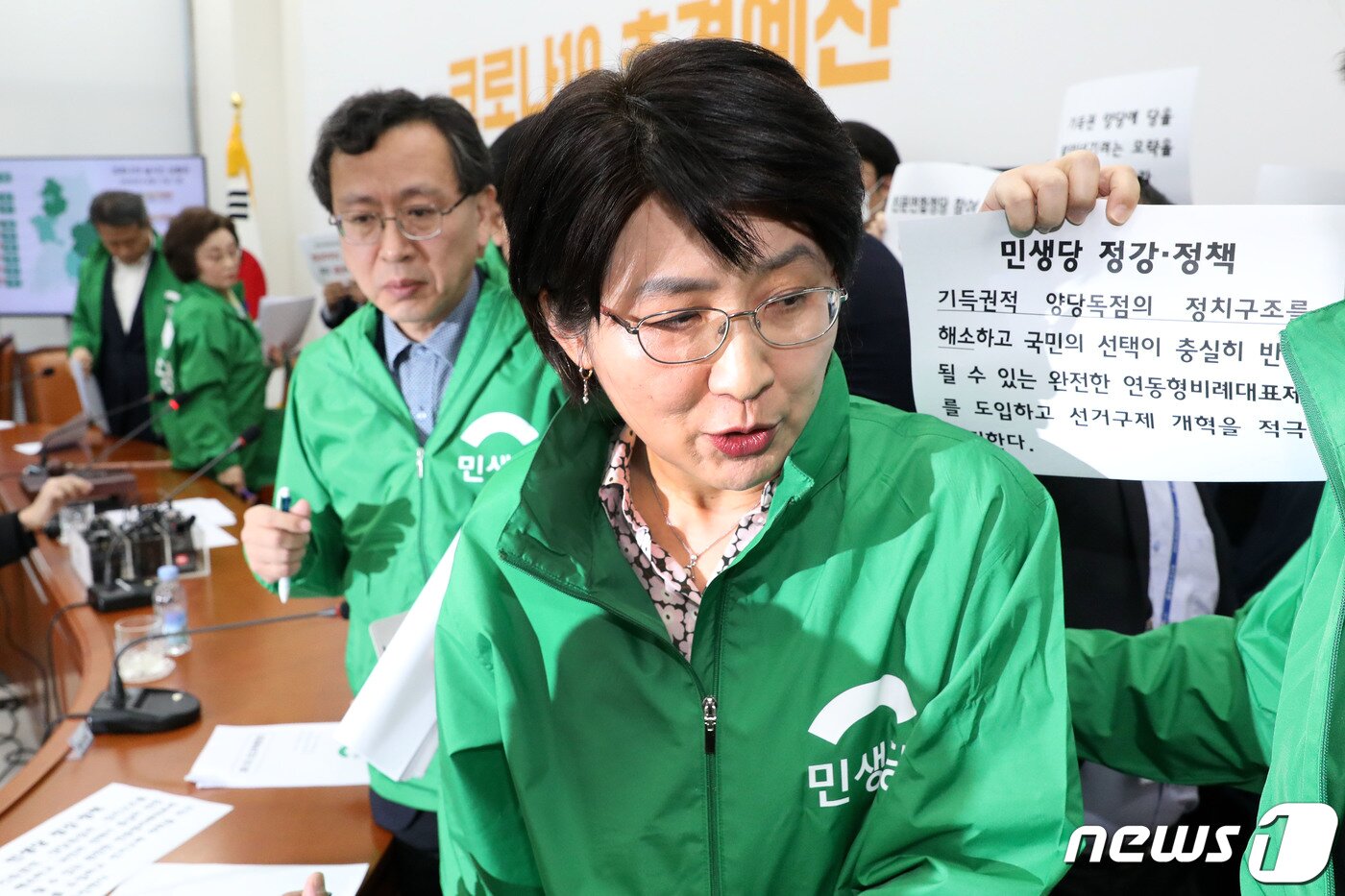 본문 이미지 - 박주현 민생당 공동대표가 18일 서울 여의도 국회에서 열린 제12차 최고위원회의에서 바른미래당계 당직자들이 범여권 비례연합정당 참여 의결에 반대하며 시위하자 황급히 자리를 옮기고 있다. 2020.3.18/뉴스1 ⓒ News1 임세영 기자