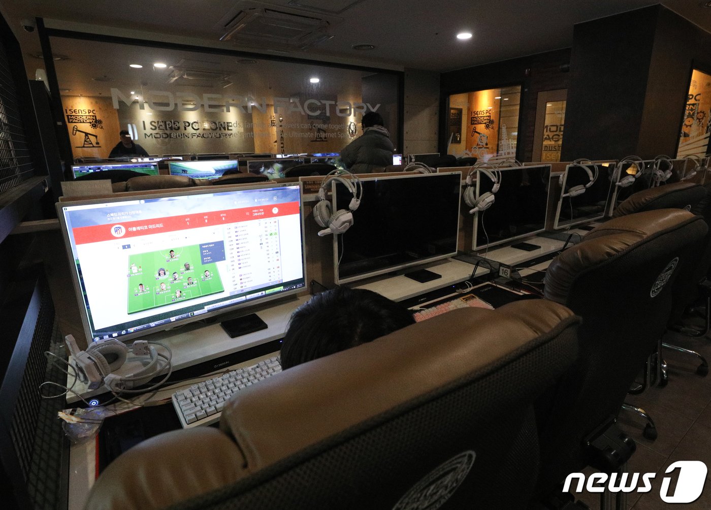 본문 이미지 - 경기 과천시의 한 PC방에서 학생들이 게임을 하고 있다.. 2020.3.18/뉴스1 ⓒ News1 신웅수 기자