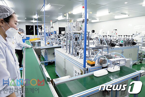 본문 이미지 - 한컴그룹 연결 자회사인 한컴라이프케어 마스크 생산 모습. (한글과컴퓨터 제공)ⓒ 뉴스1