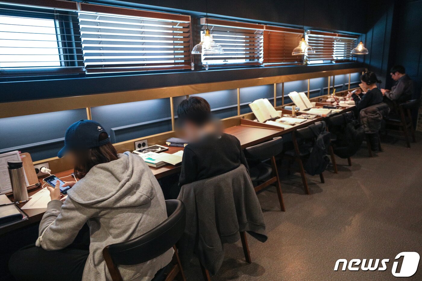 본문 이미지 - 코로나19 확산 여파로 유치원·초중고·대학교의 개학 및 개강이 연기된 가운데 18일 오후 서울 시내의 한 스터디카페에서 학생들과 수험생들이 공부를 하고 있다. 2020.3.18/뉴스1 ⓒ News1 성동훈 기자
