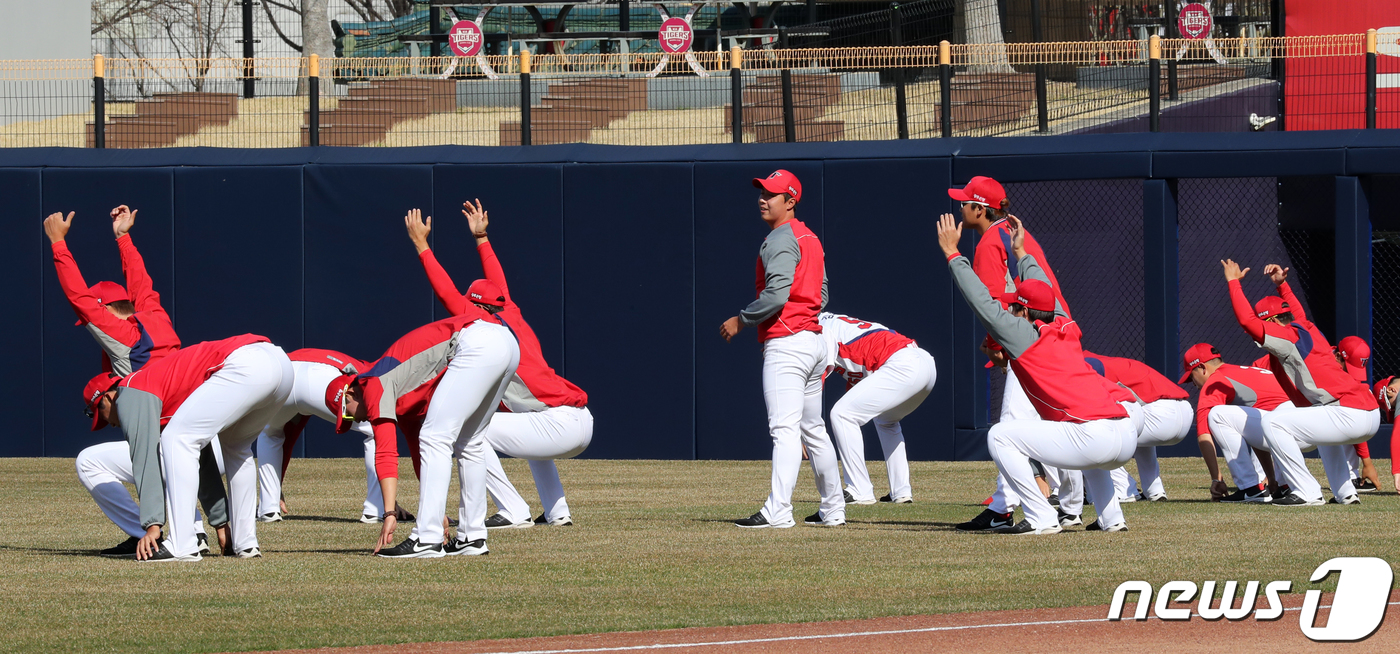 (광주=뉴스1) 한산 기자 = 18일 오후 광주 북구 광주-기아챔피언스필드에서 열린 KIA 타이거즈 국내 첫 훈련에서 투수들이 몸을 풀고 있다. 2020.3.18/뉴스1