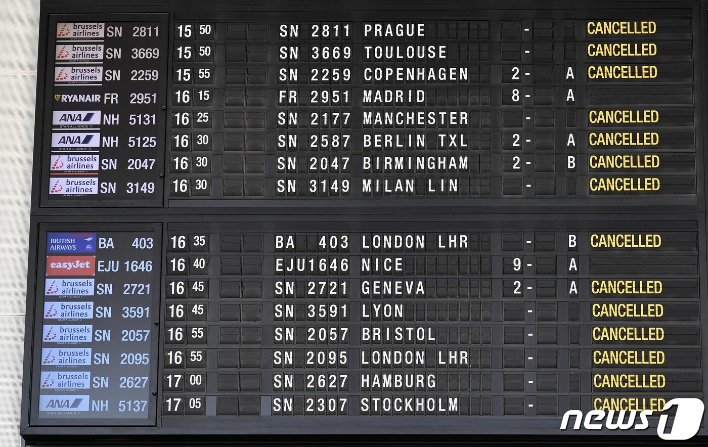 본문 이미지 - 18일(현지시간) 코로나19 확산에 따른 EU의 유럽 국경 봉쇄로 브뤼셀 공항 전광판에 모든 출발 항공편의 취소된 모습이 보인다. ⓒ AFP=뉴스1 ⓒ News1 우동명 기자