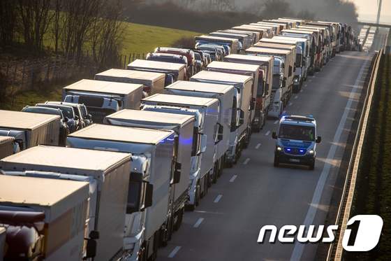 지난 3월 18일 코로나19 확산을 막기 위한 국경봉쇄 영향으로 독일 프랑크푸르트의 폴란드 국경에서 베를린으로 향하는 고속도로에 극심한 교통정체가 빚어지고 있다. © AFP=뉴스1 © News1 우동명 기자