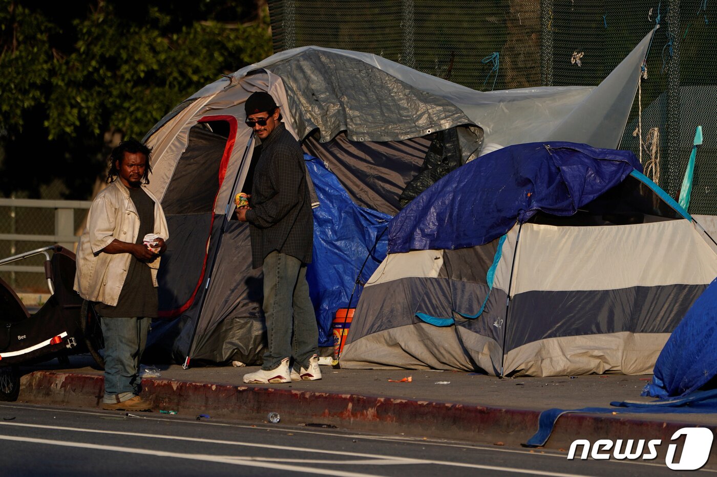 본문 이미지 - 지난 1월22일 촬영된 미국 캘리포니아주 로스앤젤레스 텐트촌 노숙자들. ⓒ 로이터=뉴스1 ⓒ News1 강민경 기자