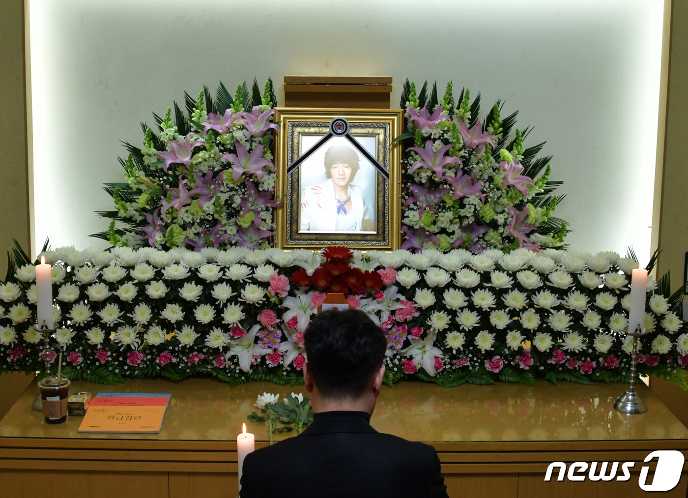 (서울=뉴스1) 사진공동취재단 = 급성 패혈증으로 사망한 고(故) 배우 문지윤의 빈소가 19일 서울 노원구 인제대학교 상계백병원 장례식장에 마련돼 있다. 발인은 오는 20일이다. …