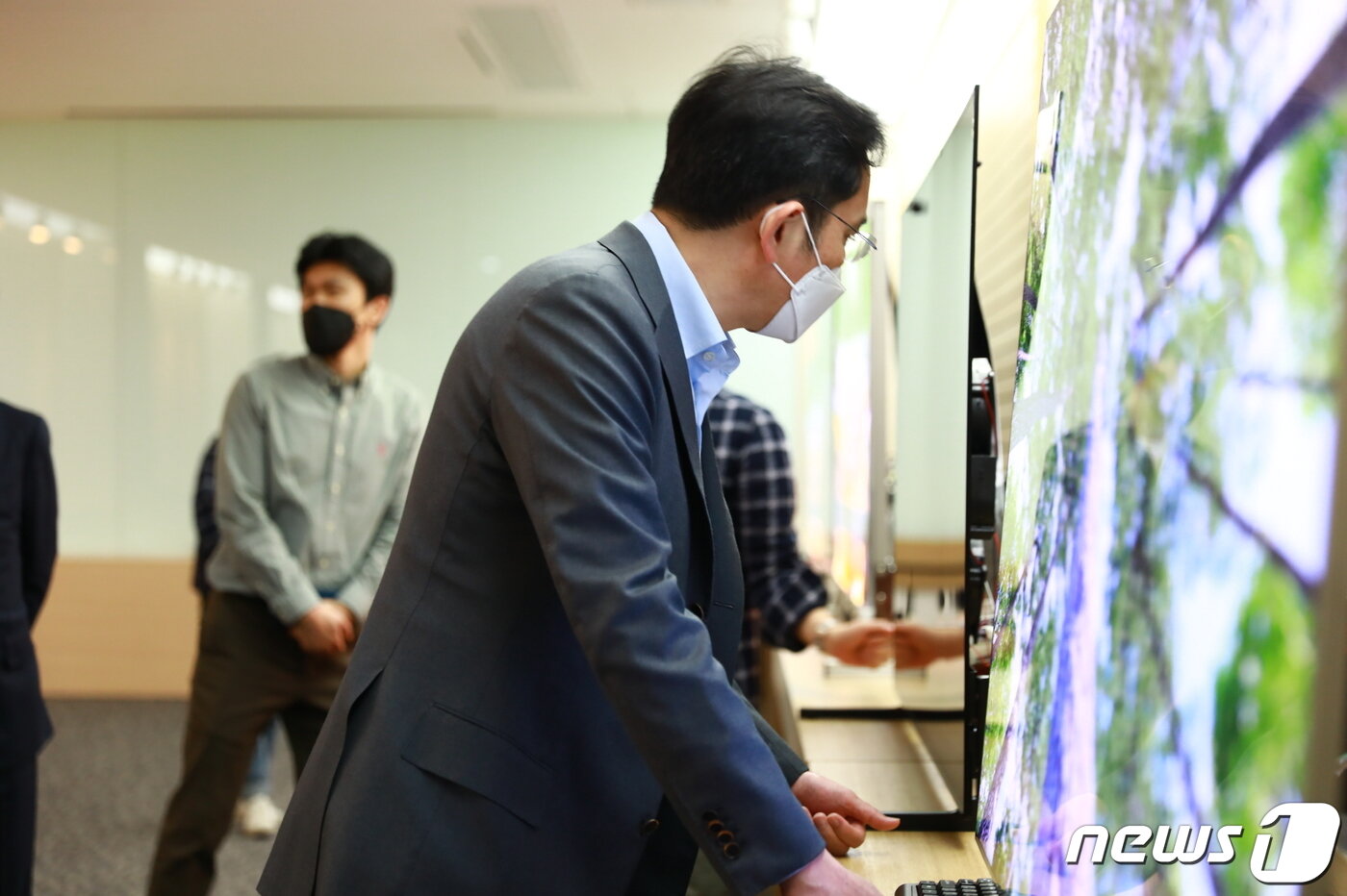 본문 이미지 - 이재용 삼성전자 부회장이 2020년 3월 19일 충남 아산 삼성디스플레이 아산사업장에서 제품을 살펴보고 있다. (삼성전자 제공) 2020.3.19/뉴스1