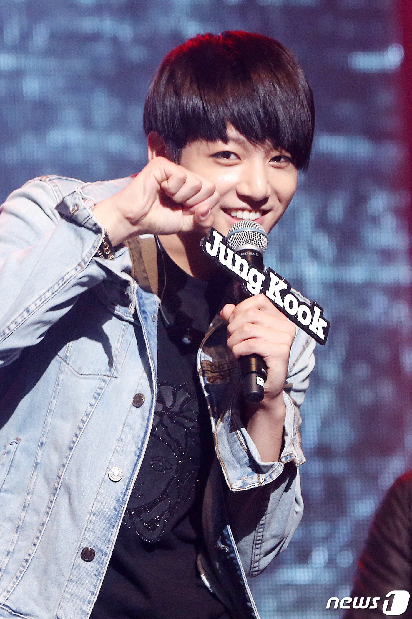 본문 이미지 - '황금막내의 꽃애교 뿌잉뿌잉' 그룹 방탄소년단 정국이 19일 오후 서울 용산구 블루스퀘어 삼성카드홀에서 열린 첫 정규앨범 DARK & WILD 쇼 케이스에서 애교를 선보이고 있다. 2014.8.19 스타뉴스/뉴스1 ⓒ News1 권현진 기자