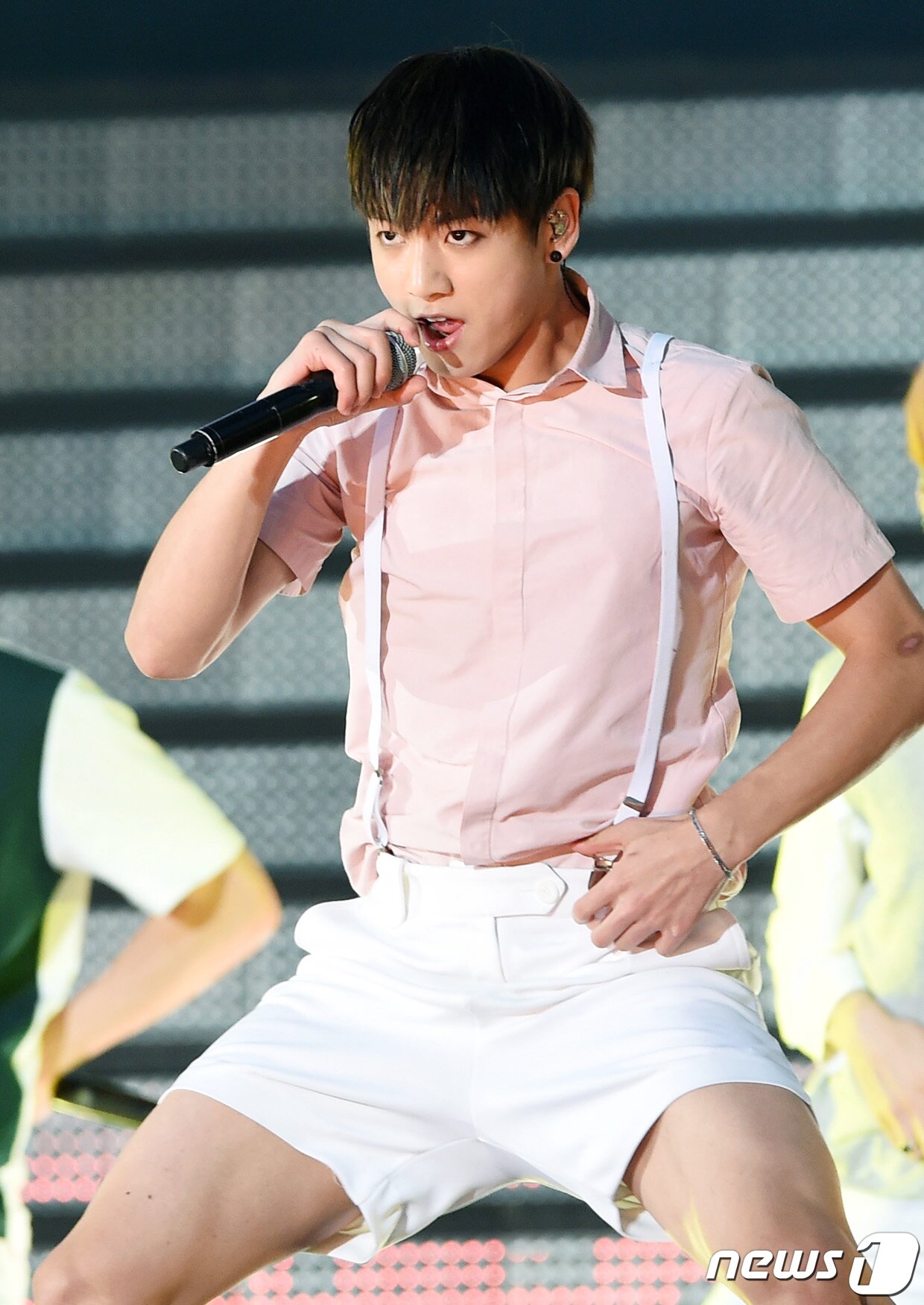 본문 이미지 - '카리스마 막내' 방탄소년단 정국이 23일 오후 서울 마포구 상암 월드컵경기장에서 열린‘ 사랑한다 대한민국 2015 드림콘서트'에 출연해 멋진 공연을 펼치고 있다. 2015.5.24/뉴스1 ⓒ News1 권현진 기자