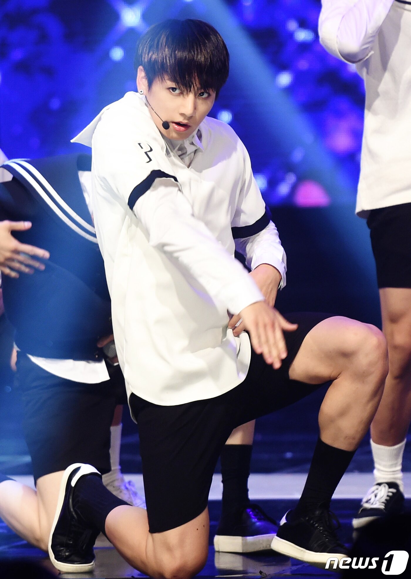 본문 이미지 - '근육질 소년' 방탄소년단 정국이 27일 오후 경기도 일산 동구 장항동 MBC 드림센터에서 열린 MBC 뮤직 '쇼챔피언'에서 멋진 무대를 선보이고 있다. 2015.5.27/뉴스1 ⓒ News1 권현진 기자