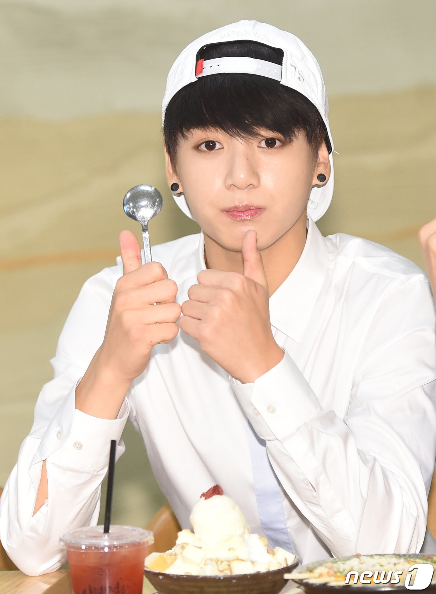 본문 이미지 - '밥 주세요' 방탄소년단 정국이 12일 낮12시 서울 상암동 설빙에서 열린 중국 상하이 미디어그룹(SMG)에서 방영하는 ‘한위싱동타이’(韓娛星動態, 연출 김영익/ MC 플레이제이) 방송에 출연해 엄지를 치켜들고 있다. 2015.6.12/뉴스1 ⓒ News1 권현진 기자