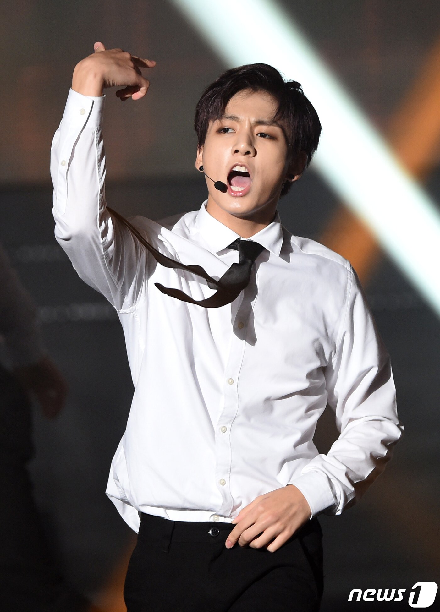 본문 이미지 - 두근 두근 손짓. 방탄소년단 정국이 30일 오후 서울 상암동 SBS프리즘타워에서 생방송으로 열린 SBS MTV ‘더쇼 시즌4’(이하 더쇼)에 출연해 화려한 공연을 펼치고 있다. 201506.30/뉴스1 ⓒ News1 권현진 기자