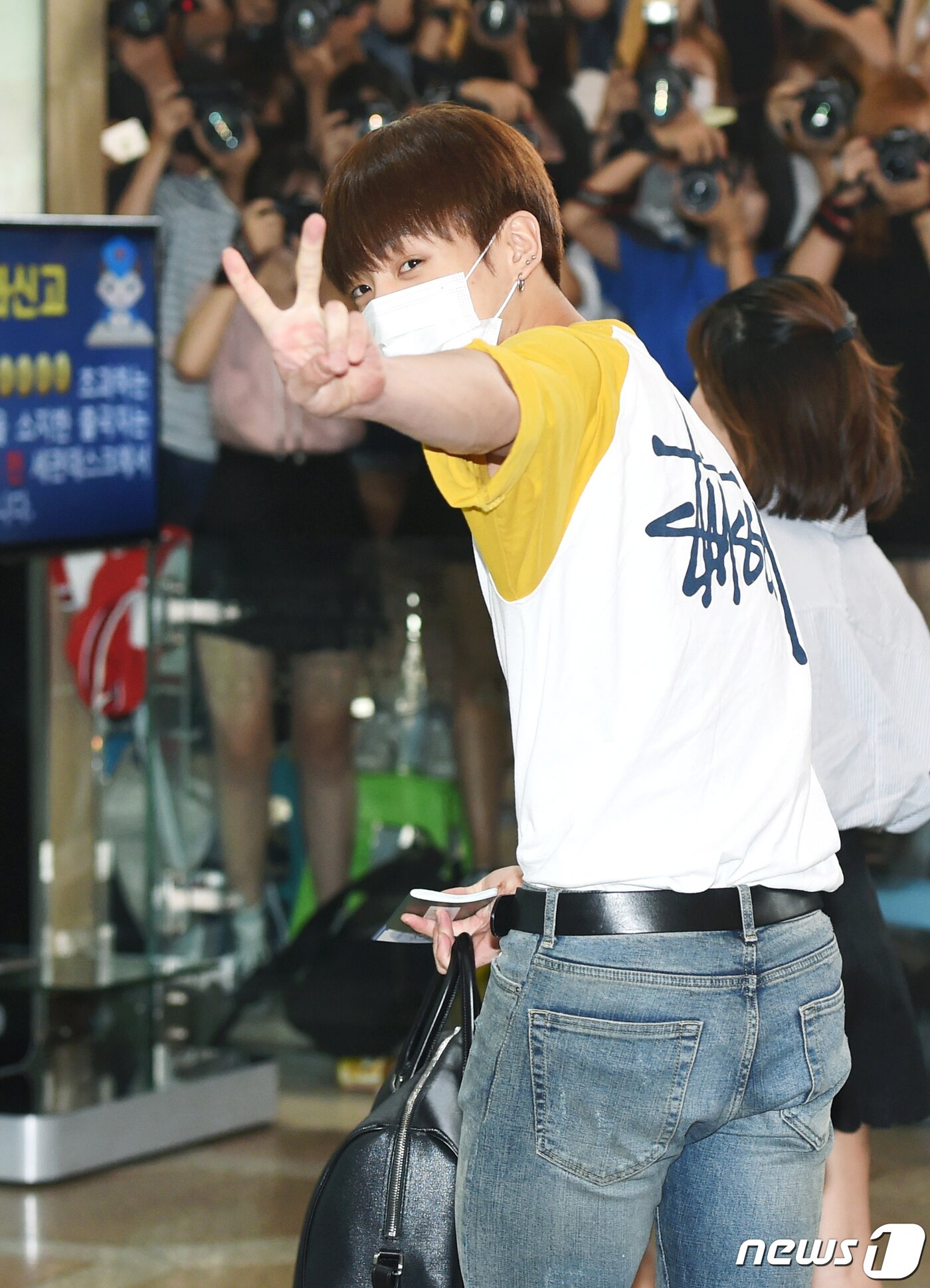 본문 이미지 - '여심저격 꽃브이' 방탄소년단 정국이 콘서트차 12일 오후 김포국제공항을 통해 일본 도쿄로 출국하며 사랑스러운 브이를 그리고 있다. 2016.8.12/뉴스1 ⓒ News1 권현진 기자