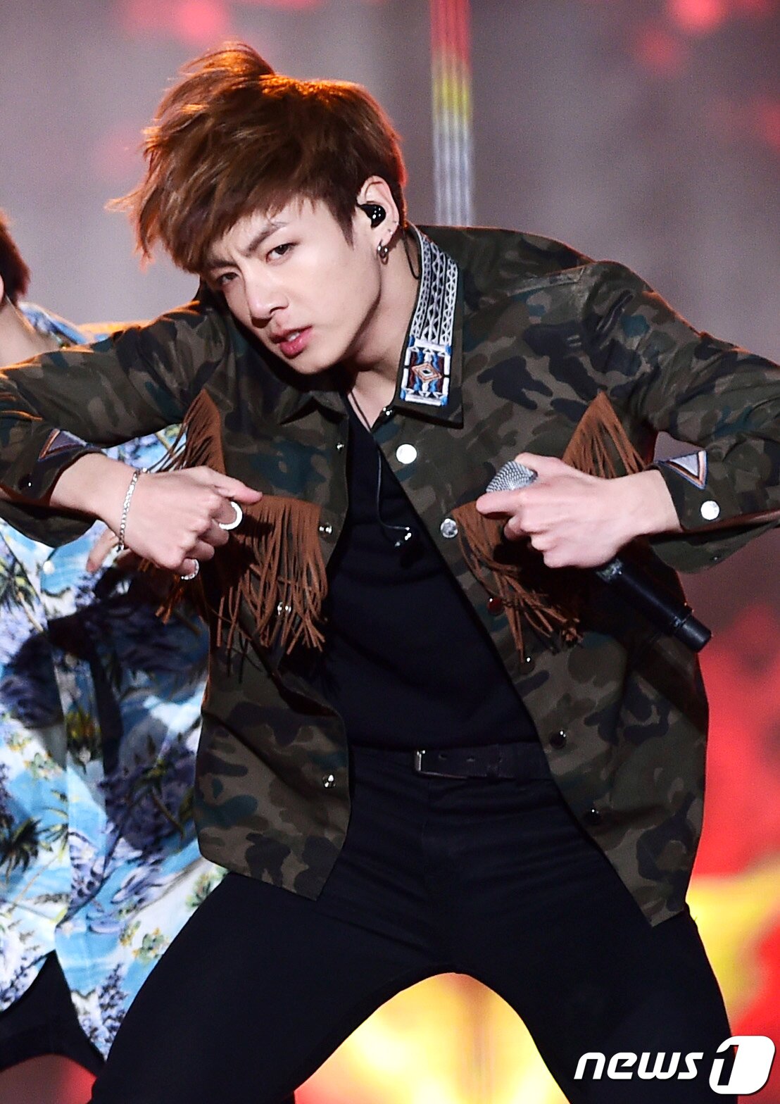 본문 이미지 - '섹시한 눈빛' 방탄소년단 정국이 8일 오후 서울 마포구 상암 문화 광장에서 열린 2016 DMC 페스티벌 '코리안 뮤직 웨이브'에 출연해 화려한 공연을 선보이고 있다. 2016.10.08/뉴스1 ⓒ News1 권현진 기자