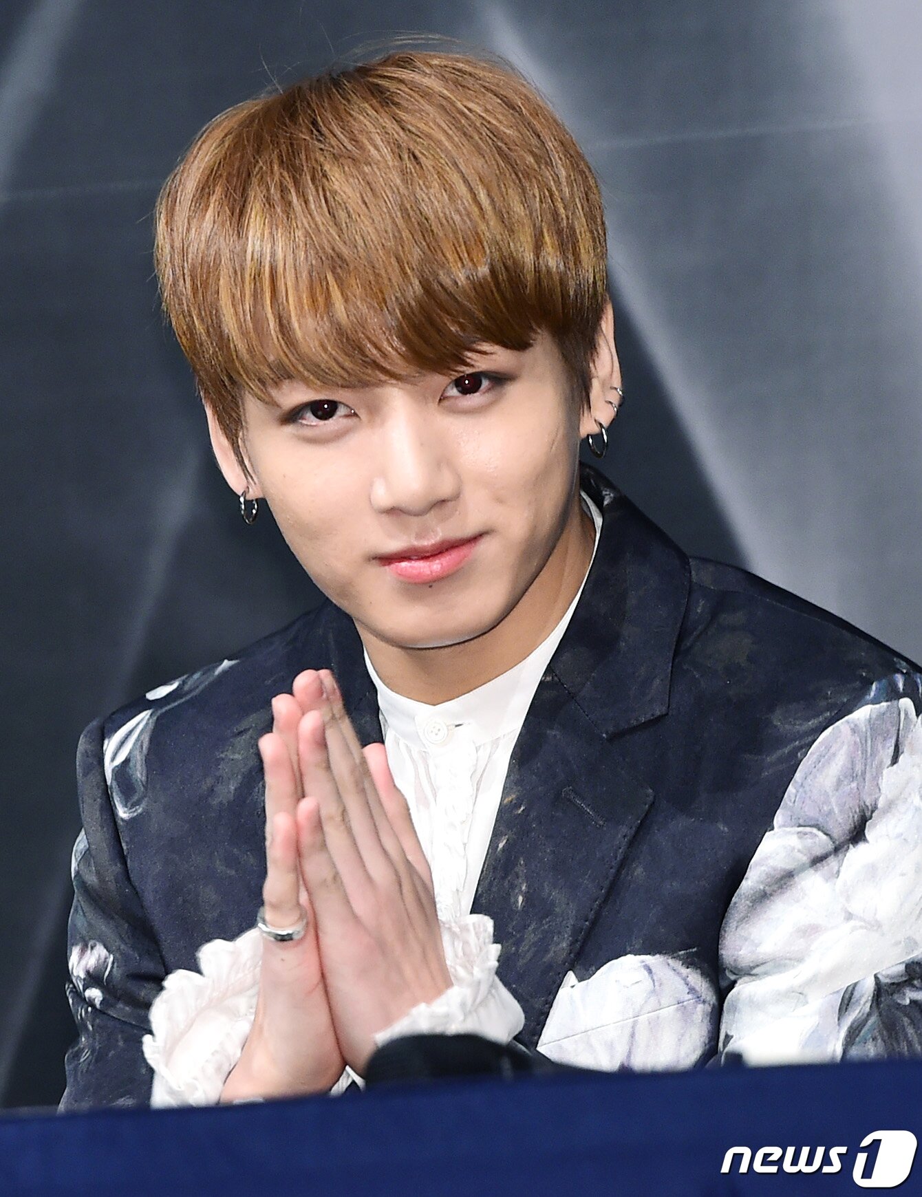 본문 이미지 - '한번 빠지면 헤어나올 수 없는 눈빛' 방탄소년단 정국이 10일 오전 서울 롯데호텔에서 열린 정규 2집 앨범 '윙스'(WINGS) 기자간담회에 참석해 인사를 하고 있다. 2016.10.10/뉴스1 ⓒ News1 권현진 기자