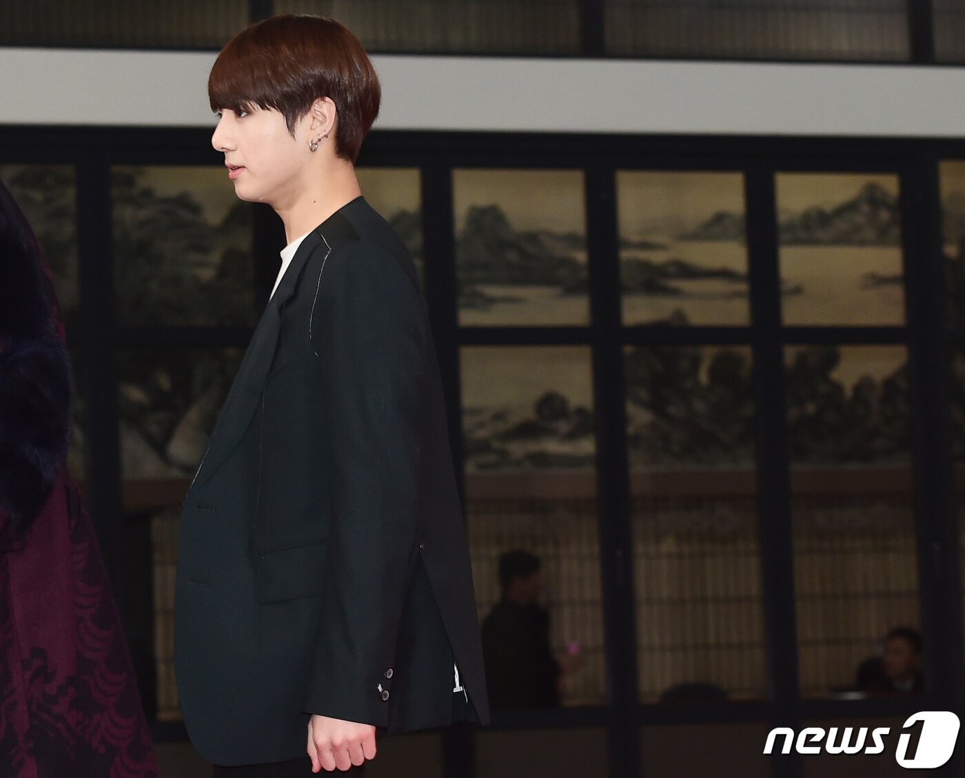 본문 이미지 - '한 폭의 화보' 방탄소년단(BTS) 정국이 29일 오후 서울 여의도 kbs에서 열린 ‘2016 kbs 가요대축제’에 참석하고 있다. 2016.12.19/뉴스1 ⓒ News1 권현진 기자