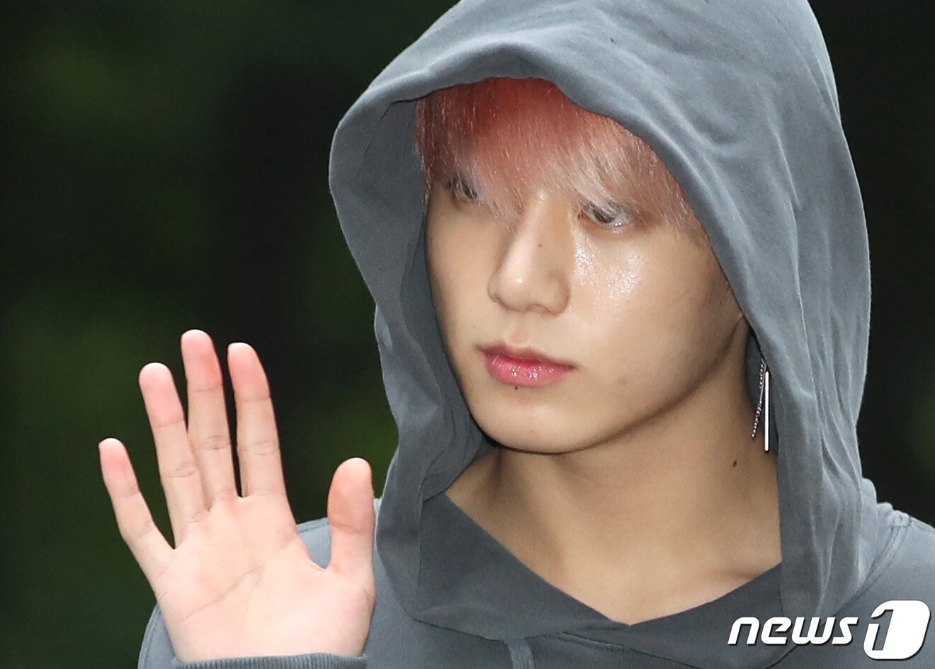 본문 이미지 - '독보적인 분위기' 방탄소년단(BTS) 정국이 31일 오전 서울 여의도 KBS 신관 공개홀에서 열린 KBS2 '뮤직뱅크'(뮤뱅) 리허설에 참석해 인사를 하고 있다. 2018.8.31/뉴스1 ⓒ News1 권현진 기자