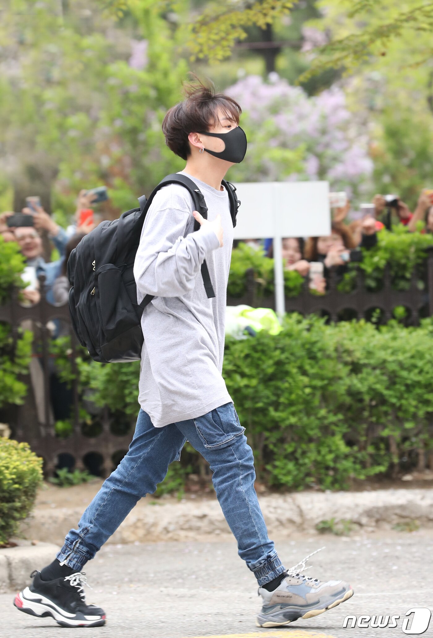 본문 이미지 - '앞으로 꽃길만' 방탄소년단(BTS) 정국이 19일 오전 서울 여의도 KBS에서 열린 KBS2 '뮤직뱅크'(뮤뱅) 리허설에 참석하고 있다. 2019.4.19/뉴스1 ⓒ News1 권현진 기자