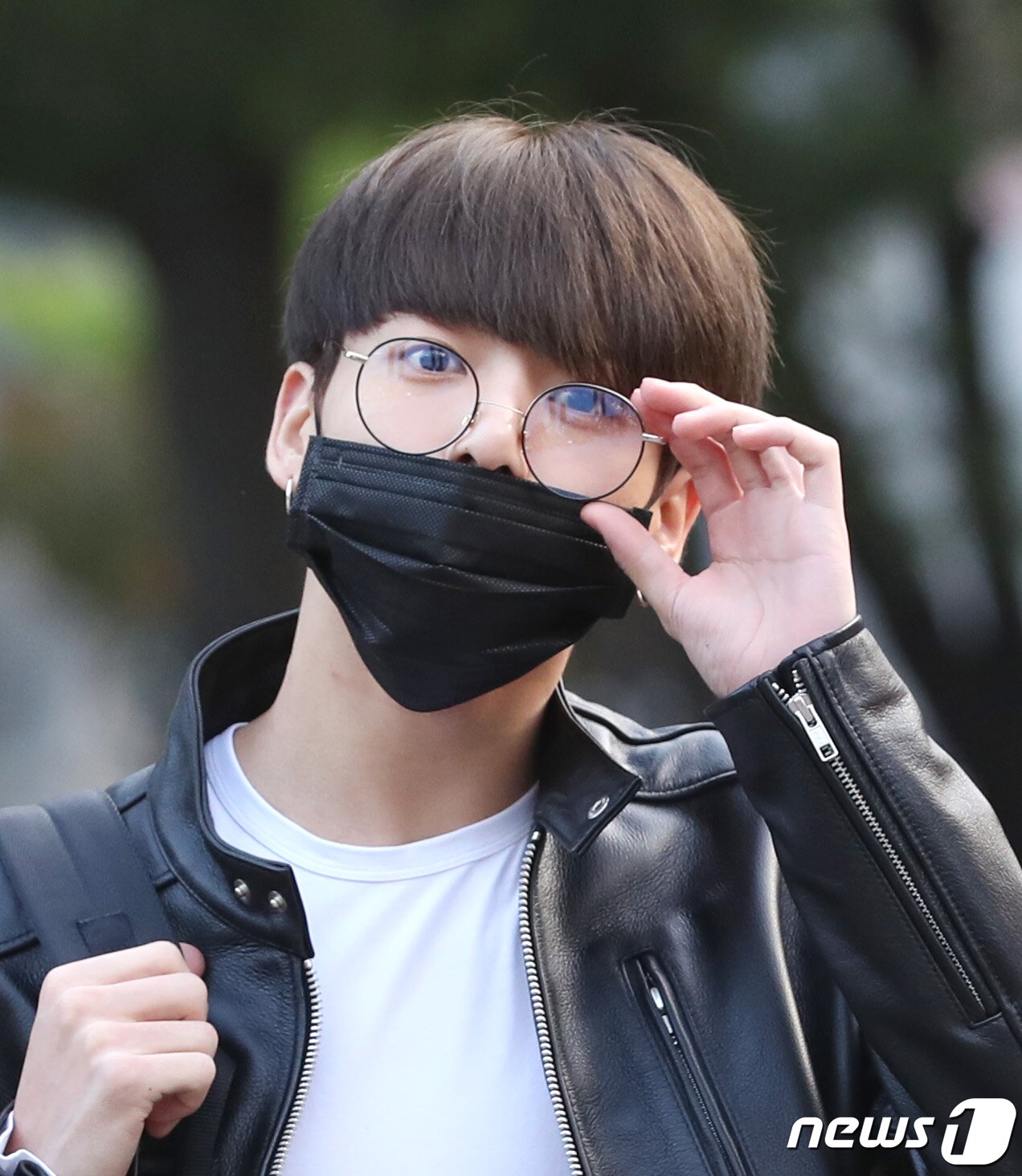 본문 이미지 - '멋짐 DNA 장착'방탄소년단(BTS) 정국이 22일 오전 서울 여의도 KBS 신관 공개홀에서 열린 KBS2 '뮤직뱅크'(뮤뱅) 리허설을 하기 위해 방송국으로 들어서며 인사를 하고 있다. 2017.9.22./뉴스1 ⓒ News1 권현진 기자