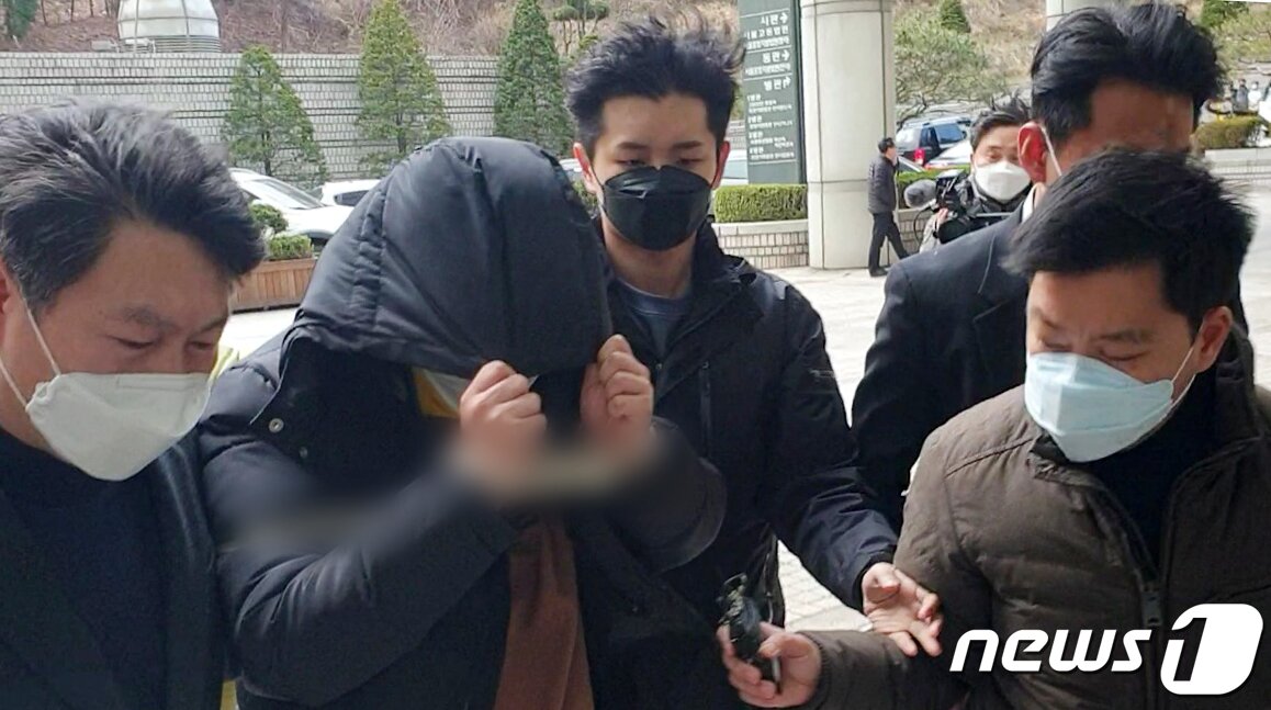 본문 이미지 - 텔레그램에서 미성년자를 성적으로 착취하는 내용의 영상물을 공유하는 ‘n번방’ 사건의 핵심 피의자인 일명 ‘박사’로 지목되는 20대 남성 조모씨가 지난 19일 서울 서초구 서울중앙지법에서 구속 전 피의자심문에 출석하고 있다/뉴스1 ⓒ News1 이비슬 기자