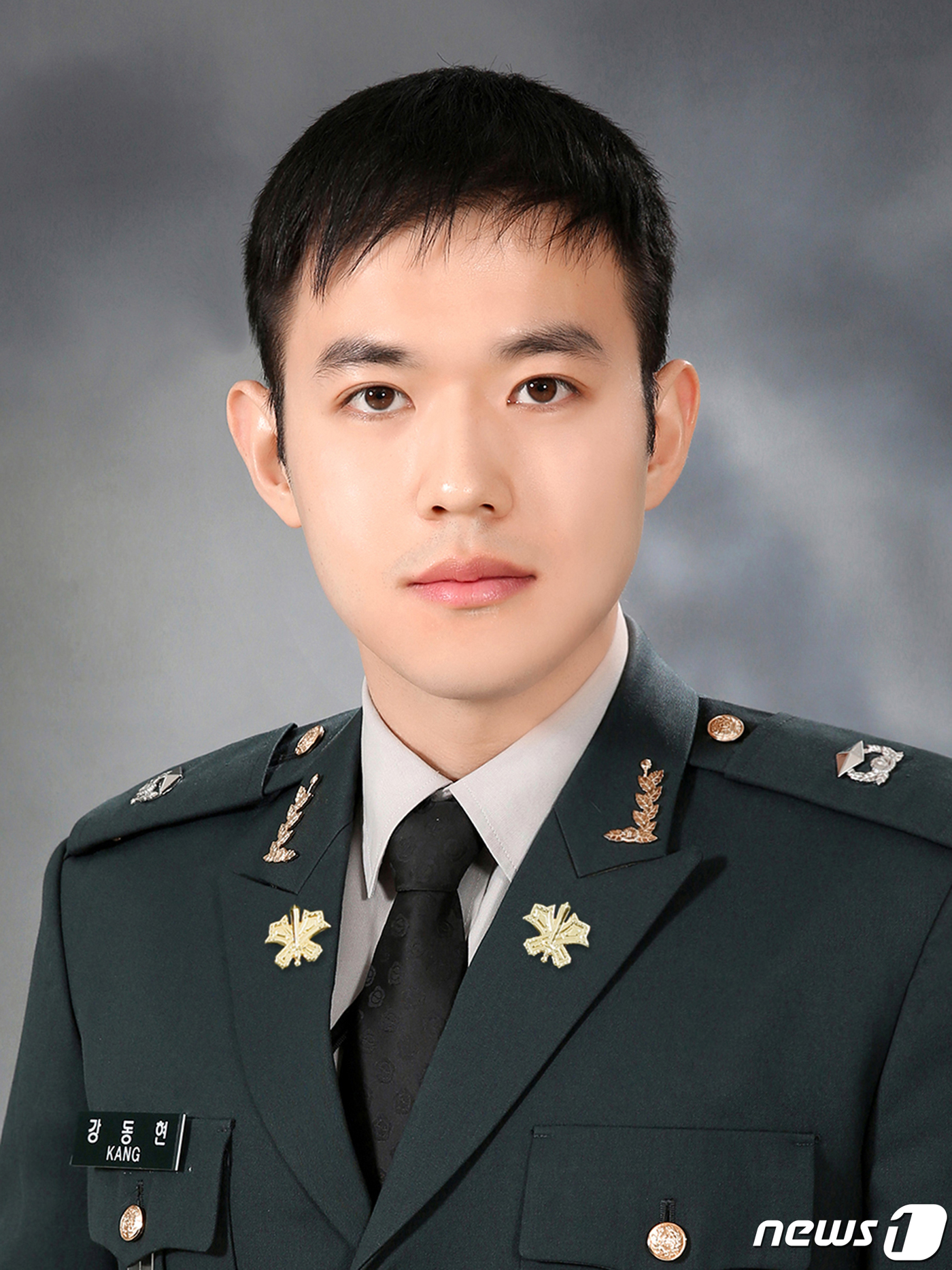 (서울=뉴스1) = 2일 전국 117개 대학 학생군사교육단에서 진행되는 육·해·공군·해병대 학군장교(ROTC 학생군사교육단) 임관식을 통해 임관한 강동현 육군 소위.강 소위는 지난 …