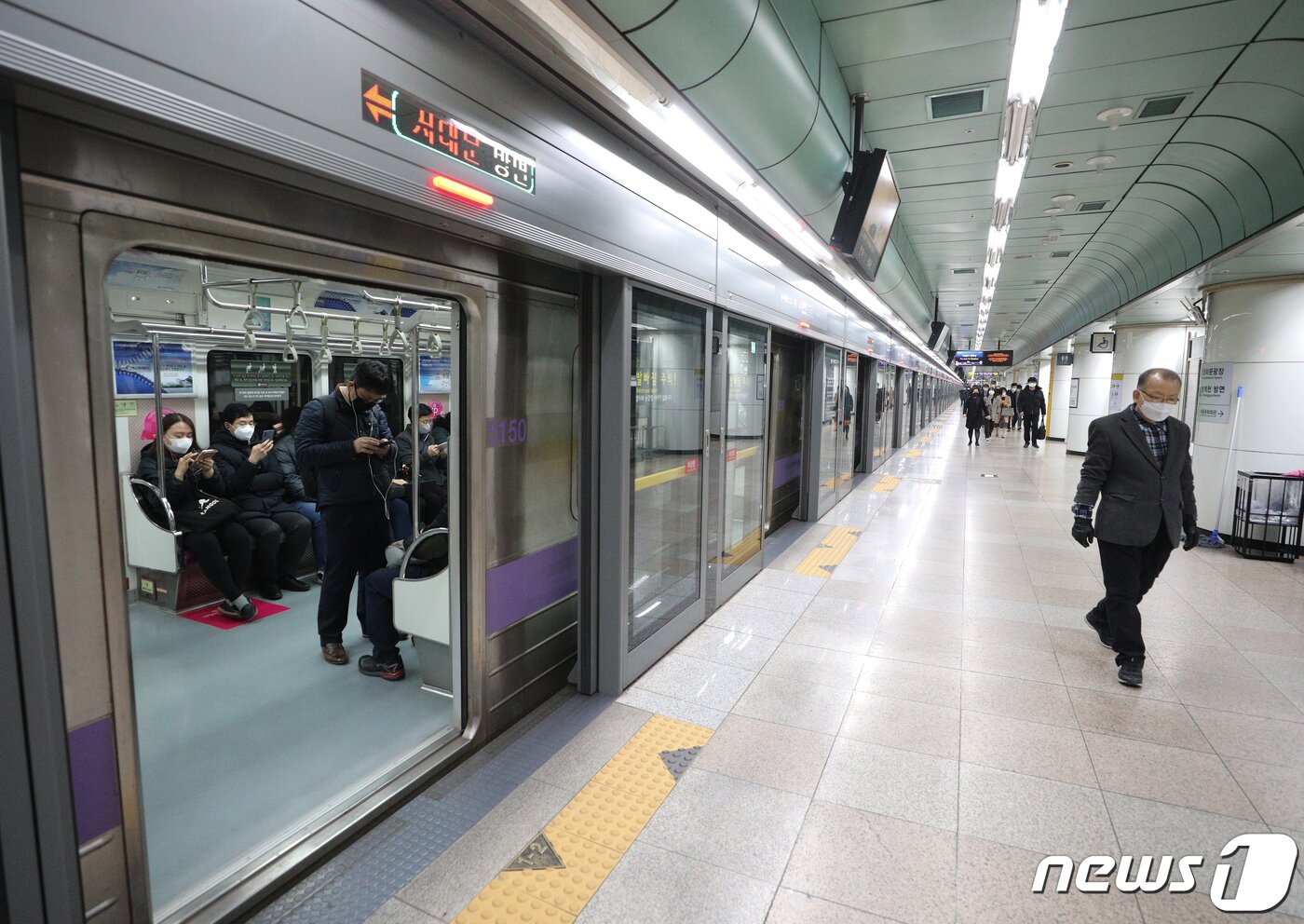 본문 이미지 - 서울시가 코로나19 위기단계가 '심각' 단계로 격상한 뒤 서울 지하철과 버스 등 대중교통 이용객이 약 30% 급감한 것으로 나타났다. 사진은 지하철 5호선 광화문역 모습. . 2020.3.2/뉴스1 ⓒ News1 신웅수 기자