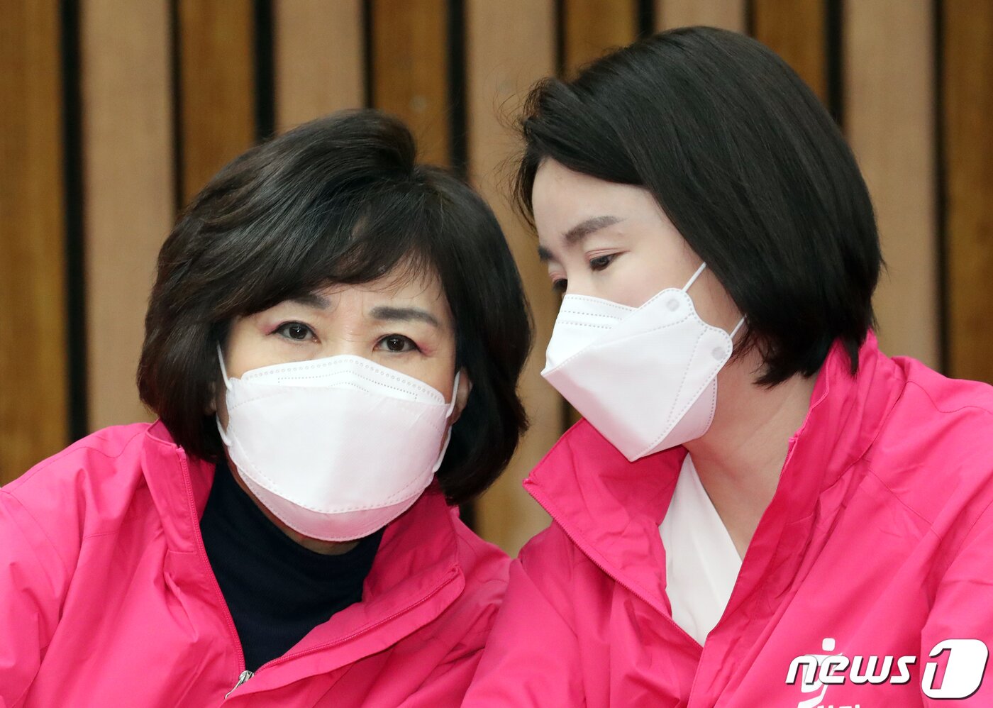 본문 이미지 - 김순례·신보라 미래통합당 최고위원이 2일 서울 여의도 국회에서 열린 최고위원회의에서 대화를 하고 있다. 2020.3.2/뉴스1 ⓒ News1 김명섭 기자