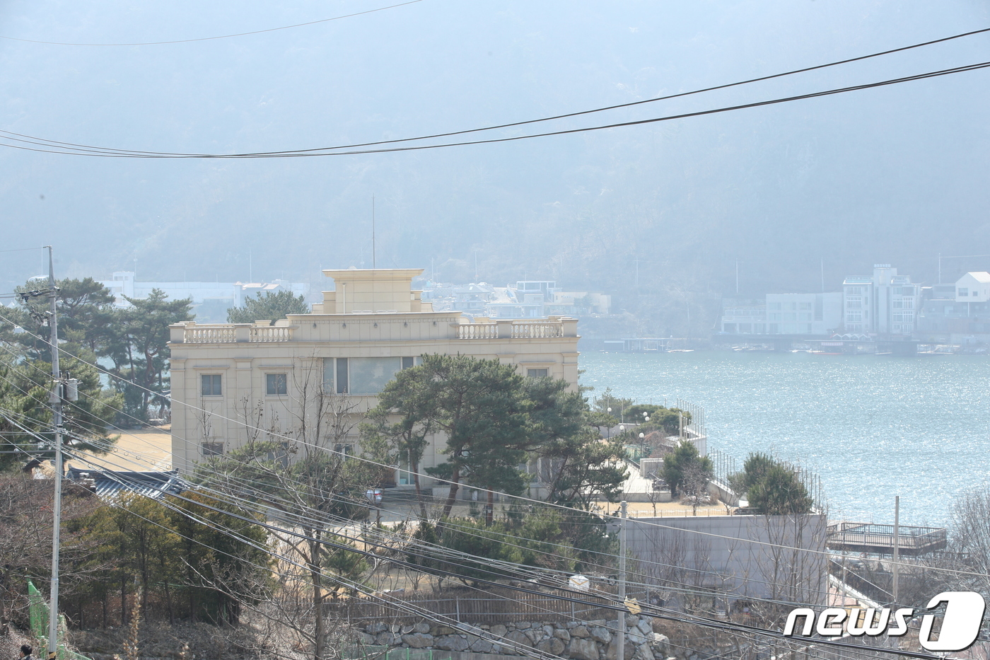 (가평=뉴스1) 신웅수 기자 = 2일 오후 코로나19 사태와 관련한 이만희 신천지예수교 증거장막성전(이하 신천지) 총회장의 기자회견을 앞둔 경기 가평 신천지 평화의 궁전 인근에 정 …