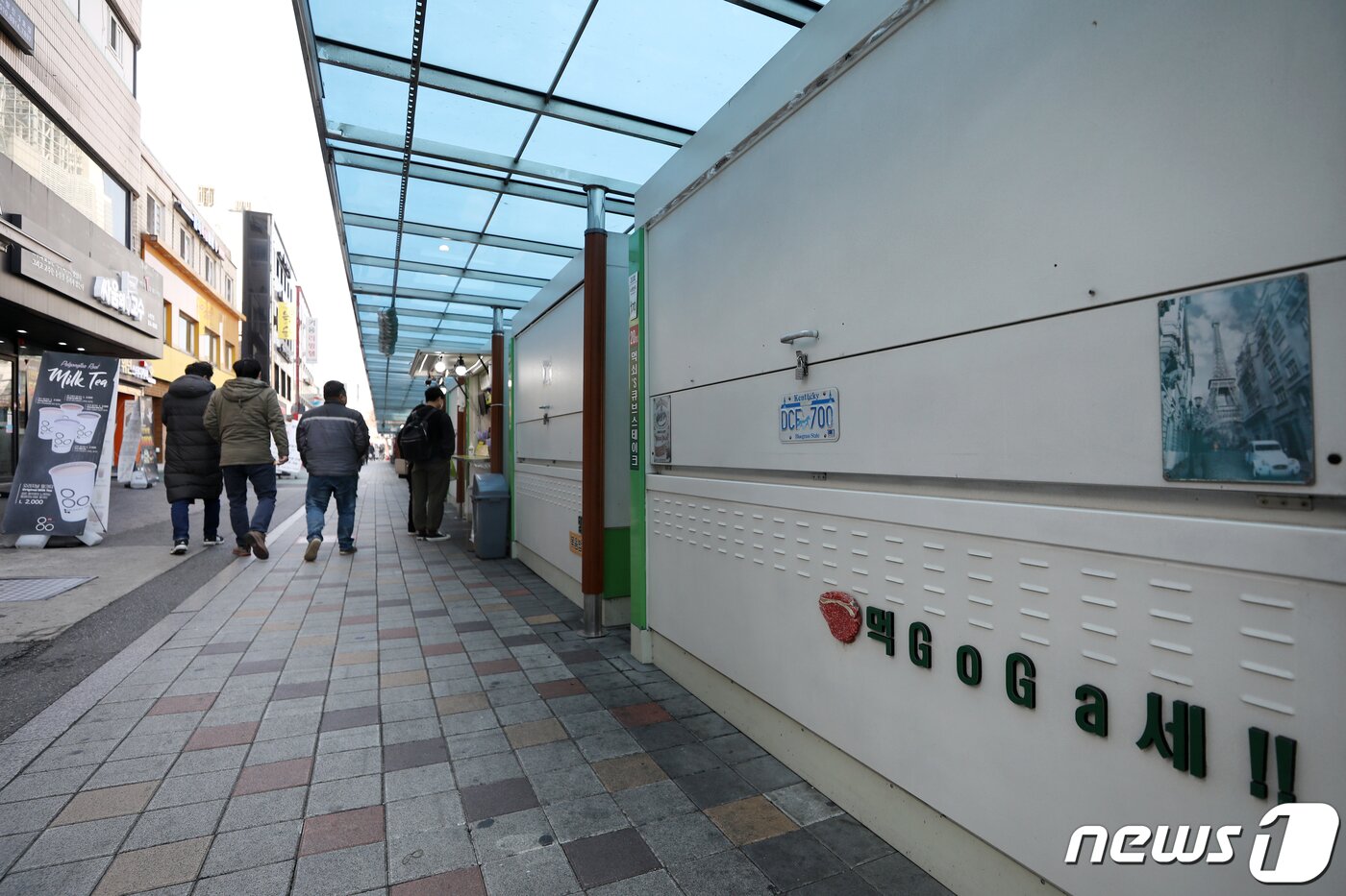 본문 이미지 - 2일 서울 동작구 노량진 컵밥거리 음식점들이 학원 점심시간을 맞이했음에도 불구하고 문을 닫은 채 영업을 시작하지 않고 있다. 2020.3.2/뉴스1 ⓒ News1 민경석 기자