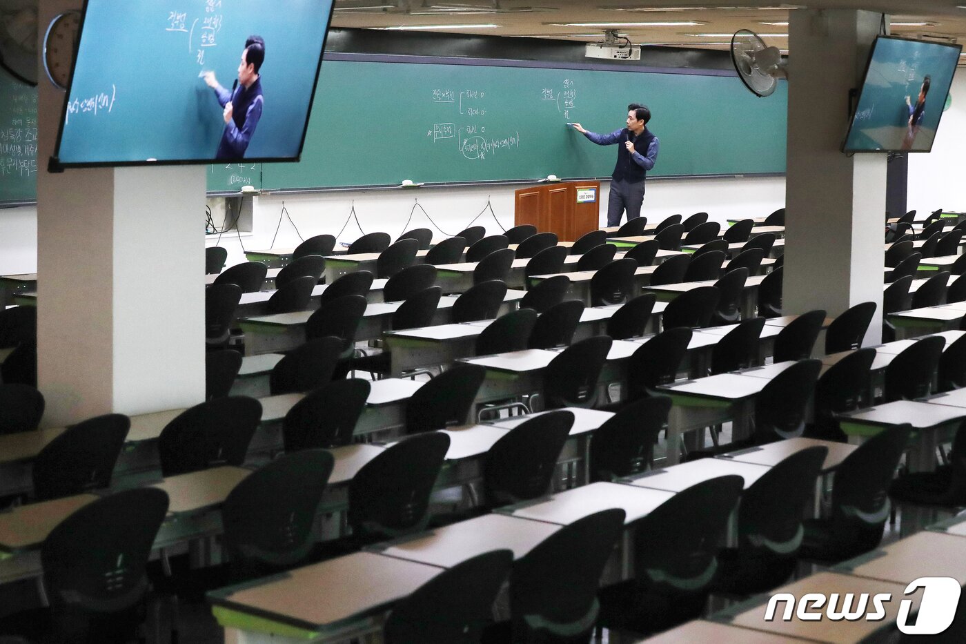 본문 이미지 - 지난 2일 서울 동작구 노량진 윌비스 신광은 경찰학원에서 현장 강의를 대체할 동영상 강의 녹화가 이뤄지고 있다. 2020.3.2/뉴스1 ⓒ News1 민경석 기자