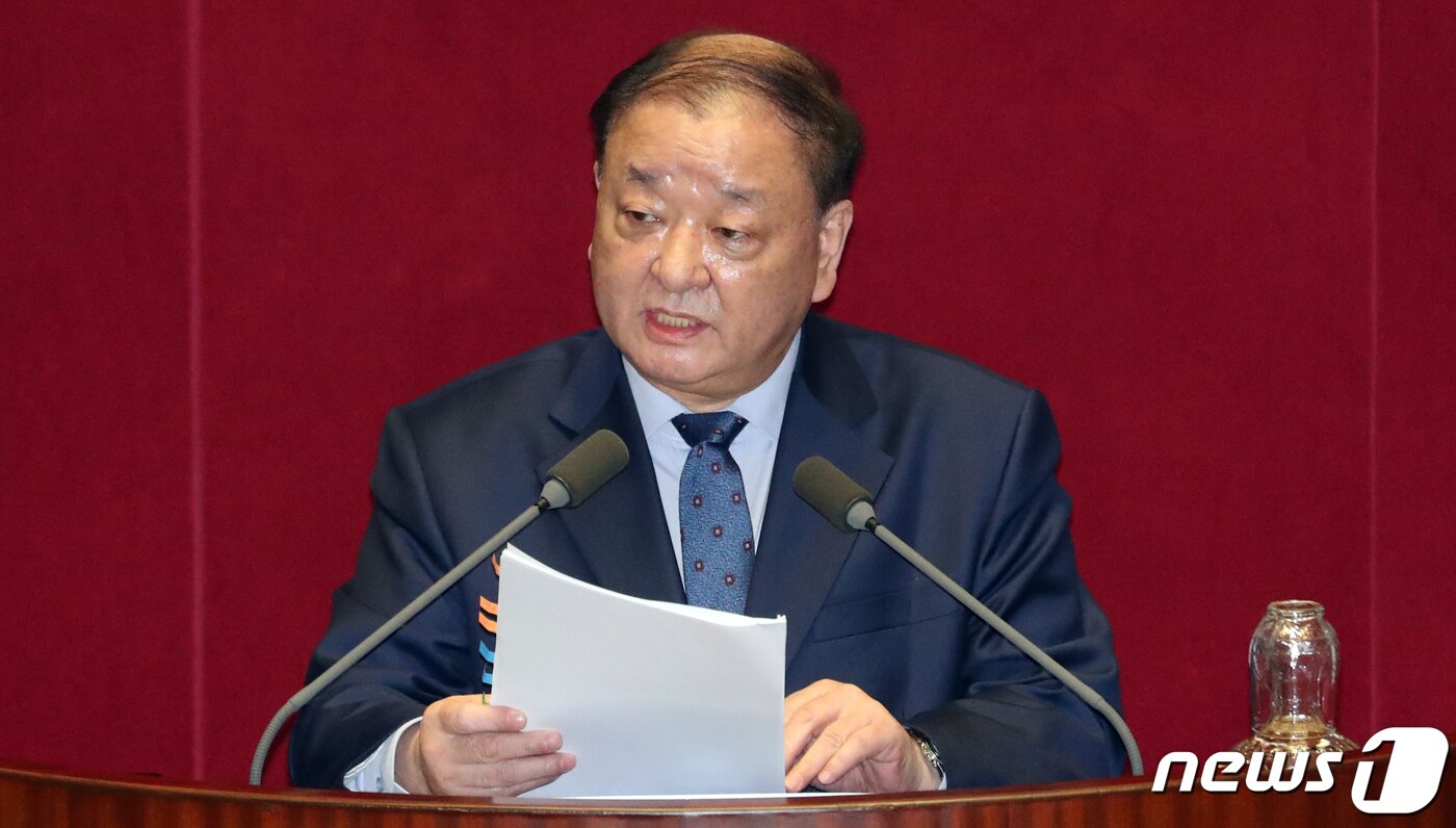 본문 이미지 - 강창일 더불어민주당 의원이 2일 서울 여의도 국회 본회의장에서 열린 제376회 국회(임시회) 제5차 본회의에서 정치·외교·통일·안보에 관한 질문을 하고 있다. 2020.3.2/뉴스1 ⓒ News1 김명섭 기자