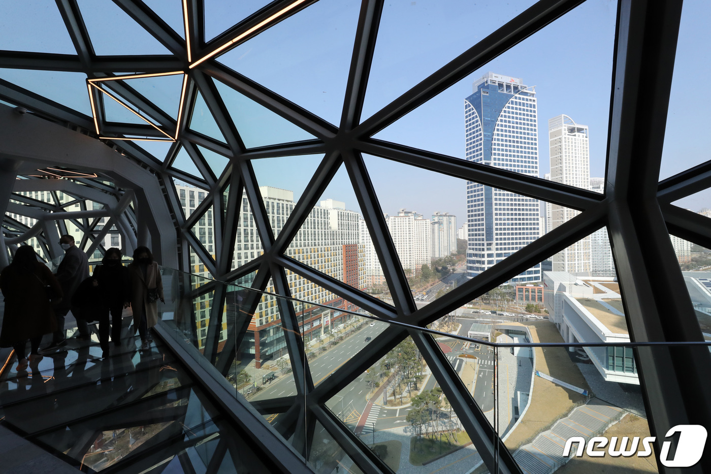 (수원=뉴스1) 조태형 기자 = 2일 오후 새롭게 문을 연 경기도 수원시 영통구 갤러리아백화점 광교점에서 시민들이 유리 통로인 갤러리아 루프를 통해 걷고 있다.갤러리아 광교는 한화 …