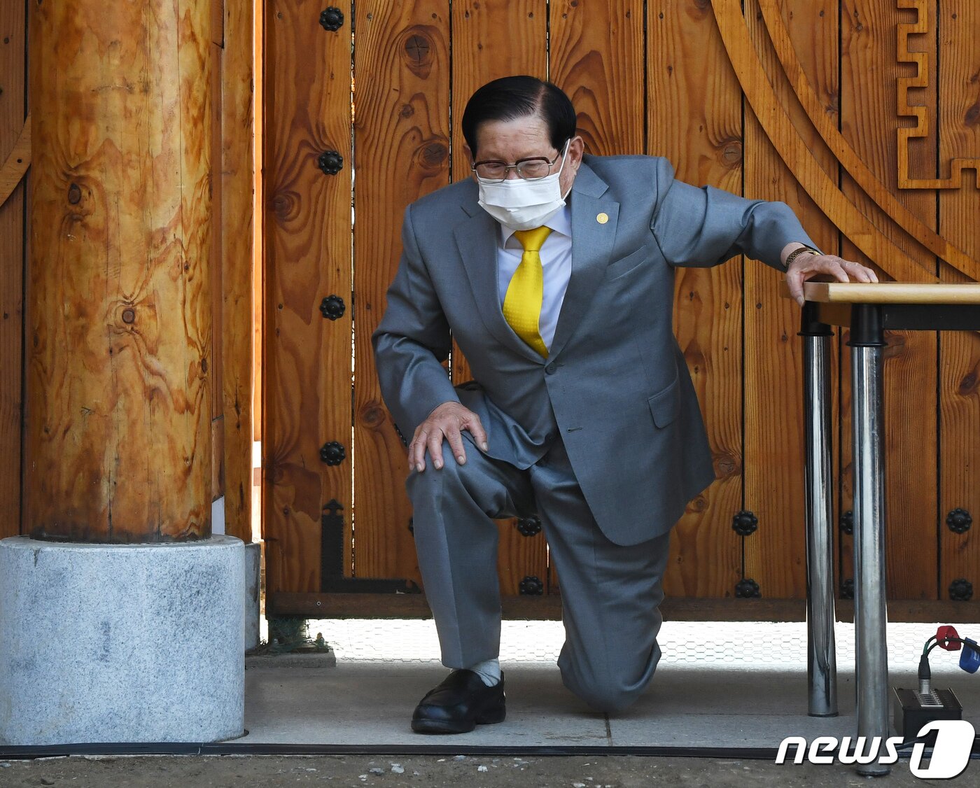 본문 이미지 - 이만희 신천지예수교 증거장막성전 총회장이 2일 오후 경기 가평 신천지 평화의 궁전에서 열린 코로나바이러스 감염증(코로나19) 사태 관련 기자회견에서 입장을 밝히며 큰절을 하고 있다. 2020.3.2/뉴스1 ⓒ News1 허경 기자