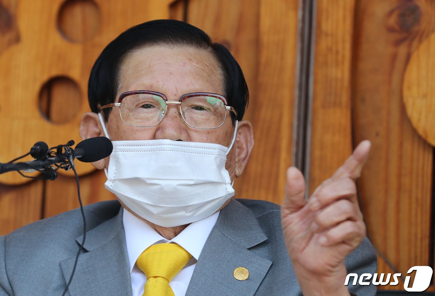 본문 이미지 - 이만희 신천지예수교 증거장막성전 총회장이 지난 2일 오후 경기 가평군 신천지 평화의 궁전에서 열린 코로나바이러스 감염증(코로나19) 사태 관련 기자회견을 하고 있다. 2020.3.2/뉴스1 ⓒ News1 허경 기자