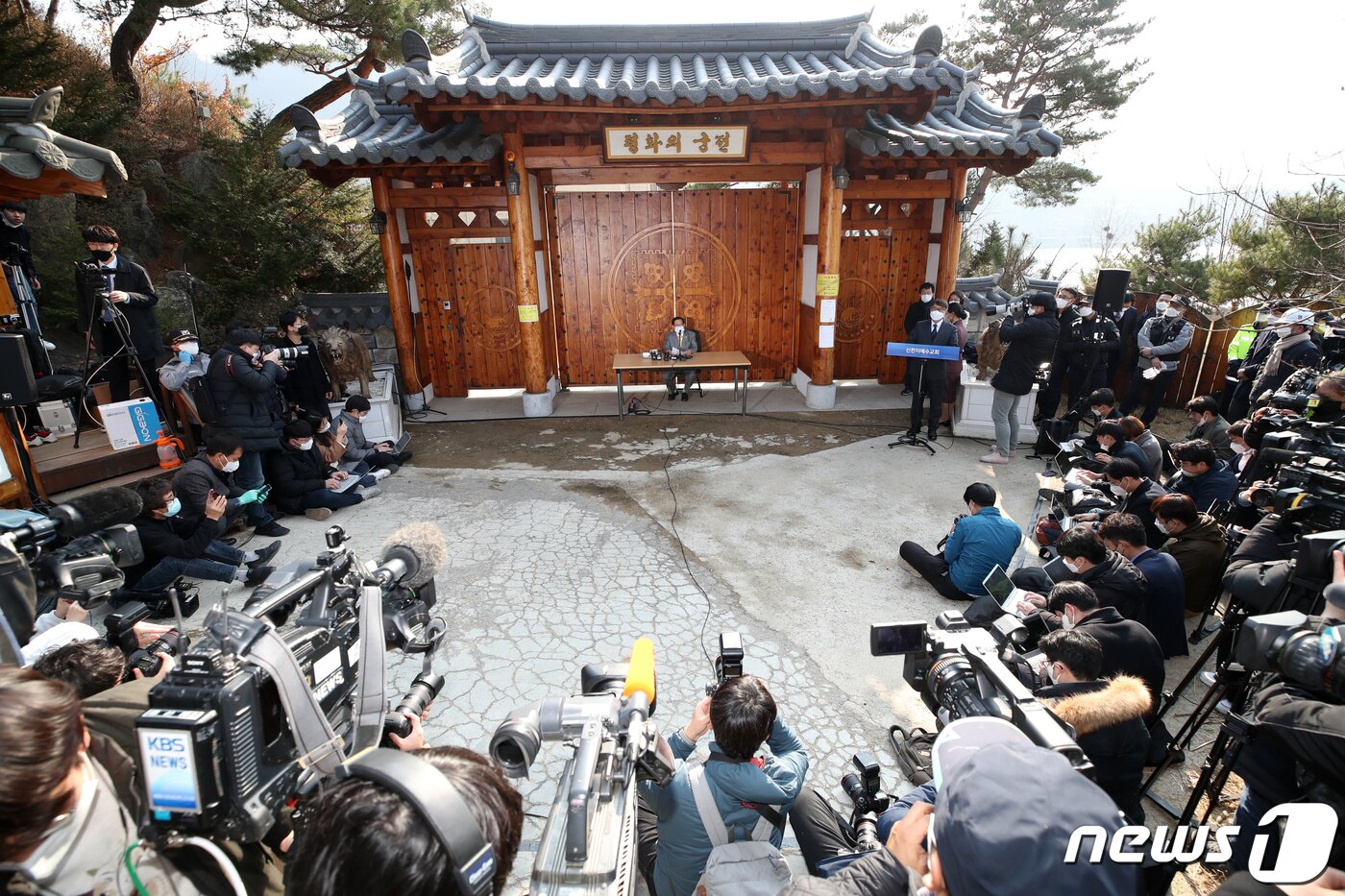 본문 이미지 - 이만희 신천지예수교 증거장막성전 총회장이 2일 오후 경기 가평 신천지 평화의 궁전에서 열린 코로나바이러스 감염증(코로나19) 사태 관련 기자회견을 하고 있다. 2020.3.2/뉴스1 ⓒ News1 허경 기자