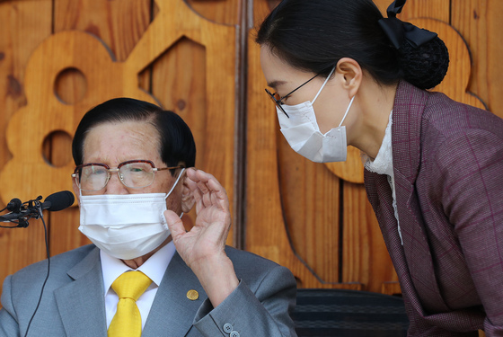 합수본, 이만희 신천지 총회장 구속 후 첫 소환…'당원가입 압력' 혐의(종합)