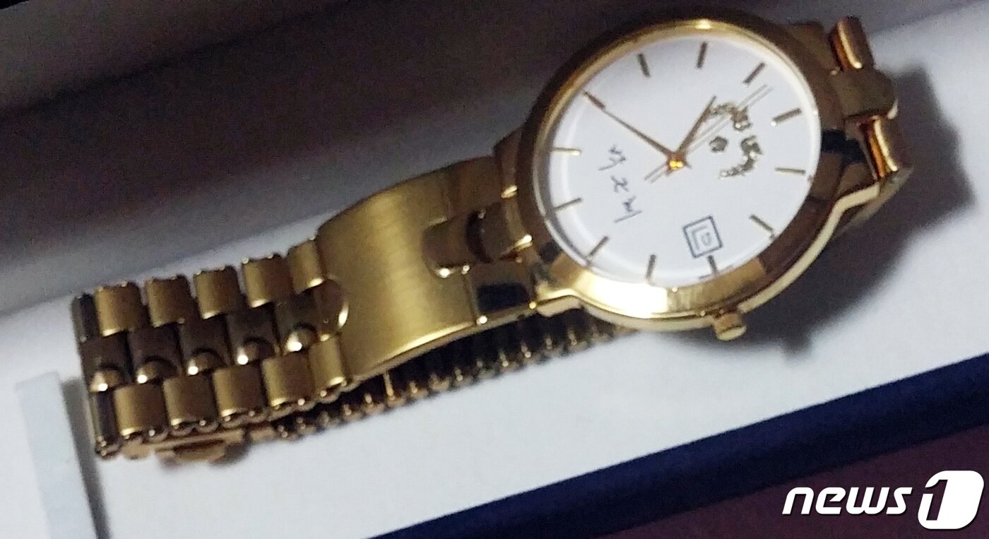 본문 이미지 - 온라인에서 49만원에 판매 완료된 박근혜 전 대통령 기념 손목 시계 ⓒ News1 허경 기자