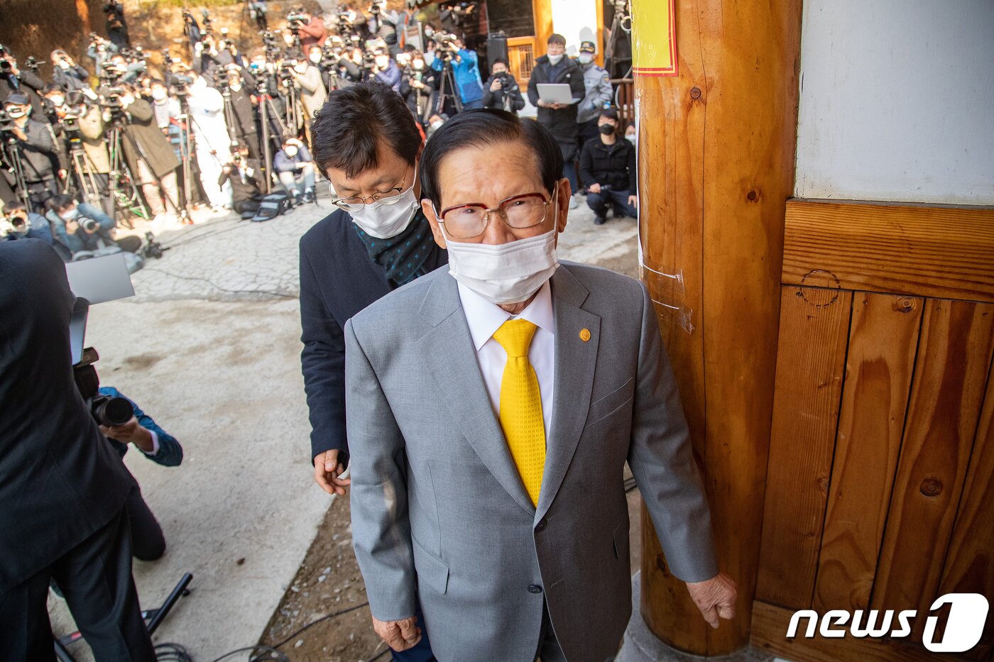 본문 이미지 - 이만희 신천지예수교 증거장막성전 총회장이 2일 오후 경기 가평 신천지 평화의 궁전에서 열린 코로나바이러스 감염증(코로나19) 사태 관련 기자회견을 마치고 연수원 건물로 향하고 있다. 2020.3.2/뉴스1 ⓒ News1 허경 기자