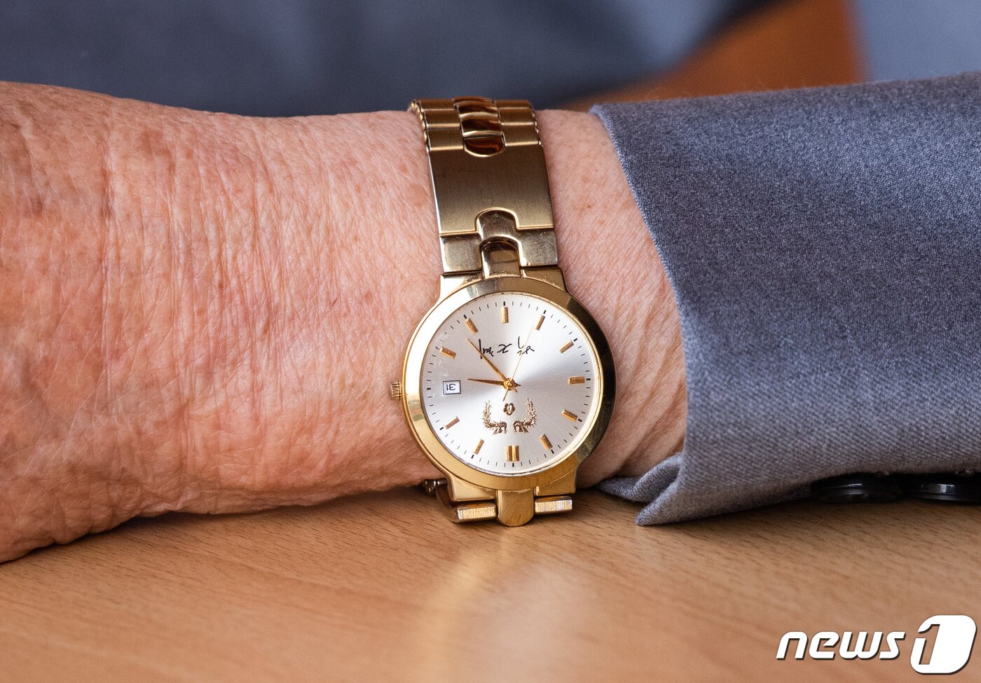 본문 이미지 - 이만희 신천지예수교 증거장막성전 총회장이 2일 오후 경기 가평 신천지 평화의 궁전에서 열린 코로나바이러스 감염증(코로나19) 사태 관련 기자회견을 하던 중 박근혜 전 대통령 시계를 착용하고 있는 모습이 보이고 있다. 2020.3.2/뉴스1 ⓒ News1 허경 기자