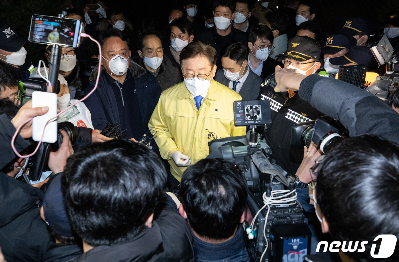 (가평=뉴스1) 이재명 기자 = 이재명 경기도지사가 2일 오후 경기도 가평군 신천지예수교 증거장막성전 평화의 궁전에서 나서며 취재진 질문에 답변하고 있다.이재명 지사는 이만희 신천 …