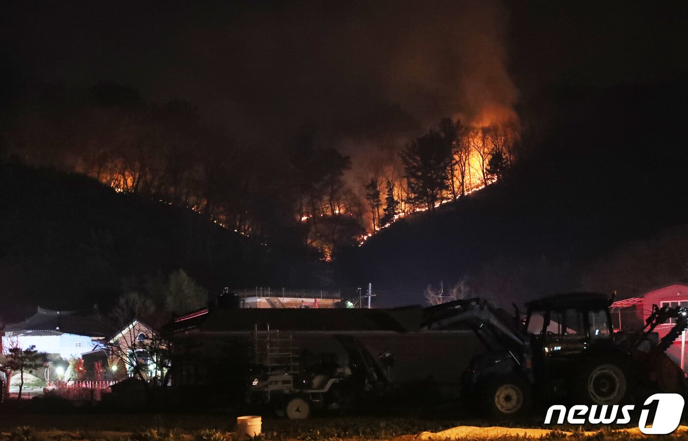 본문 이미지 - 20일 새벽 울산시 울주군 야산에서 발생한 산불이 삼정마을 인근 야산에까지 불길이 번지고 있다. 2020.3.20/뉴스1 ⓒ News1 윤일지 기자