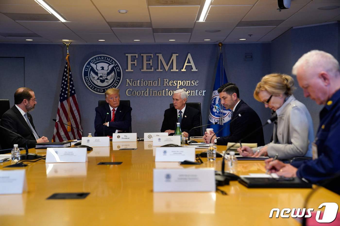 본문 이미지 - 도널드 트럼프 미국 대통령이 지난 19일(현지시간) 워싱턴 연방재난관리처(FEMA) 본부에서 마이크 펜스 부통령, 알렉스 아자르 보건복지부 장관, 채드 울프 국토안보부 장관대행, 데보라 브릭스 백악관 코로나 태스크포스 담당자 등과 전국 주지사들과 화상회의에 참석을 하고 있다.ⓒ AFP=뉴스1 ⓒ News1 우동명 기자
